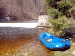 RAFTING NA JIZEE duben 2012, Pjemn voda, slunce i mraky, pohoda na lodch a raftech, usmvav mlad a krsn lid v posdkch. Dky Krakonoi - fotografie 28