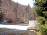 RAFTING NA JIZEE duben 2012, Pjemn voda, slunce i mraky, pohoda na lodch a raftech, usmvav mlad a krsn lid v posdkch. Dky Krakonoi - fotografie 31