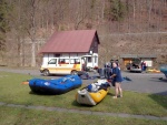 RAFTING NA JIZEE duben 2012, Pjemn voda, slunce i mraky, pohoda na lodch a raftech, usmvav mlad a krsn lid v posdkch. Dky Krakonoi - fotografie 38