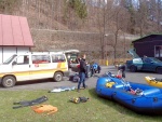 RAFTING NA JIZEE duben 2012, Pjemn voda, slunce i mraky, pohoda na lodch a raftech, usmvav mlad a krsn lid v posdkch. Dky Krakonoi - fotografie 39