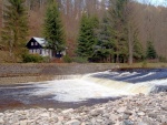 RAFTING NA JIZEE duben 2012, Pjemn voda, slunce i mraky, pohoda na lodch a raftech, usmvav mlad a krsn lid v posdkch. Dky Krakonoi - fotografie 42