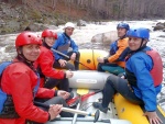 RAFTING NA JIZEE duben 2012, Pjemn voda, slunce i mraky, pohoda na lodch a raftech, usmvav mlad a krsn lid v posdkch. Dky Krakonoi - fotografie 45