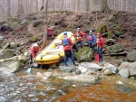 RAFTING NA JIZEE duben 2012, Pjemn voda, slunce i mraky, pohoda na lodch a raftech, usmvav mlad a krsn lid v posdkch. Dky Krakonoi - fotografie 47