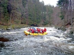 RAFTING NA JIZEE duben 2012, Pjemn voda, slunce i mraky, pohoda na lodch a raftech, usmvav mlad a krsn lid v posdkch. Dky Krakonoi - fotografie 48