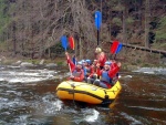 RAFTING NA JIZEE duben 2012, Pjemn voda, slunce i mraky, pohoda na lodch a raftech, usmvav mlad a krsn lid v posdkch. Dky Krakonoi - fotografie 49