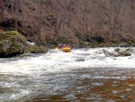 RAFTING NA JIZEE duben 2012, Pjemn voda, slunce i mraky, pohoda na lodch a raftech, usmvav mlad a krsn lid v posdkch. Dky Krakonoi - fotografie 52