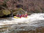 RAFTING NA JIZEE duben 2012, Pjemn voda, slunce i mraky, pohoda na lodch a raftech, usmvav mlad a krsn lid v posdkch. Dky Krakonoi - fotografie 54