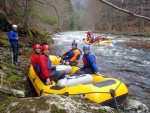 RAFTING NA JIZEE duben 2012, Pjemn voda, slunce i mraky, pohoda na lodch a raftech, usmvav mlad a krsn lid v posdkch. Dky Krakonoi - fotografie 57