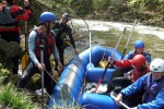 Rafting na Labi pod pindlem, Opravdu vyjmen den. Pehrada Labsk poutla vodu a k tomu pardn poas. Kdy se nm naskytne znovu takov pleitost...? - fotografie 16