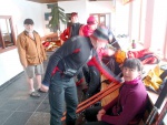 Skialpinistický přechod Krkonoš, Těsně po Novém roce jsme se vydali na přechod Krkonoš z Dolních Míseček až do Janských Lázní. Počasí úkázalo svoji drsnější tvář, přesto v týmu vládla naprostá pohoda. Večer ve finské kádi také neměl  - fotografie 12