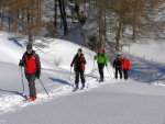 SKIAREN RIEDINGTAL LEDEN 2013, Tradin skupina veden Aleem se letos opt rozrostla, ale i tak jsme si to bjen uili, vichni. Rozdlili jsme se na 2 party: prvn parta honcch ps s Mrou a druh blondny s Hanzem. Prost b - fotografie 5