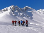 SKIAREN RIEDINGTAL LEDEN 2013, Tradin skupina veden Aleem se letos opt rozrostla, ale i tak jsme si to bjen uili, vichni. Rozdlili jsme se na 2 party: prvn parta honcch ps s Mrou a druh blondny s Hanzem. Prost b - fotografie 16