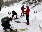 ZKLADN KURZ SKIALPINISMU 15.-17.2.2013, Pardn, v tm ist chlapsk zletost. Brilantn snhov podmnky a pohoda v tmu a dostivost se nco dozvdt. Vichni se nauili skvle nakopnout Harleye a nejen to... - fotografie 3