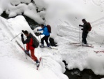 ZKLADN KURZ SKIALPINISMU 15.-17.2.2013, Pardn, v tm ist chlapsk zletost. Brilantn snhov podmnky a pohoda v tmu a dostivost se nco dozvdt. Vichni se nauili skvle nakopnout Harleye a nejen to... - fotografie 44