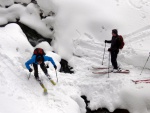 ZKLADN KURZ SKIALPINISMU 15.-17.2.2013, Pardn, v tm ist chlapsk zletost. Brilantn snhov podmnky a pohoda v tmu a dostivost se nco dozvdt. Vichni se nauili skvle nakopnout Harleye a nejen to... - fotografie 45