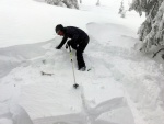 SKIALPINISTICK VKEND V KRKONOCH tentokrt ze PINDLU, Tak to byla opravdov zima! mrt novho snhu, vysok lavinovka 3-4, ale nladika v tmu bezvadn. Vyuili jsme pohostinnosti Martinovky a dali si KRNAPEM povolen trasy v dol Blho Labe a na Labs - fotografie 15