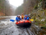 RAFTING JIZERA 29.4.2013, Krakono letos pout luxusn vodu a tak jsme si to podn uili! Velk vlny, peeje, dra a umpy, vlce prost ndhera. Nedln jzdy byly avnatj, ale v sobotu bylo zase tepleji. Fakt pardn  - fotografie 4