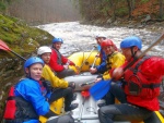 RAFTING JIZERA 29.4.2013, Krakono letos pout luxusn vodu a tak jsme si to podn uili! Velk vlny, peeje, dra a umpy, vlce prost ndhera. Nedln jzdy byly avnatj, ale v sobotu bylo zase tepleji. Fakt pardn  - fotografie 5