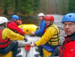 RAFTING JIZERA 29.4.2013, Krakono letos pout luxusn vodu a tak jsme si to podn uili! Velk vlny, peeje, dra a umpy, vlce prost ndhera. Nedln jzdy byly avnatj, ale v sobotu bylo zase tepleji. Fakt pardn  - fotografie 10