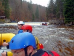 RAFTING JIZERA 29.4.2013, Krakono letos pout luxusn vodu a tak jsme si to podn uili! Velk vlny, peeje, dra a umpy, vlce prost ndhera. Nedln jzdy byly avnatj, ale v sobotu bylo zase tepleji. Fakt pardn  - fotografie 12