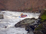 RAFTING JIZERA 29.4.2013, Krakono letos pout luxusn vodu a tak jsme si to podn uili! Velk vlny, peeje, dra a umpy, vlce prost ndhera. Nedln jzdy byly avnatj, ale v sobotu bylo zase tepleji. Fakt pardn  - fotografie 17