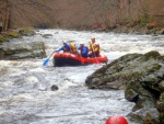 RAFTING JIZERA 29.4.2013, Krakono letos pout luxusn vodu a tak jsme si to podn uili! Velk vlny, peeje, dra a umpy, vlce prost ndhera. Nedln jzdy byly avnatj, ale v sobotu bylo zase tepleji. Fakt pardn  - fotografie 18