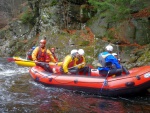 RAFTING JIZERA 29.4.2013, Krakono letos pout luxusn vodu a tak jsme si to podn uili! Velk vlny, peeje, dra a umpy, vlce prost ndhera. Nedln jzdy byly avnatj, ale v sobotu bylo zase tepleji. Fakt pardn  - fotografie 20