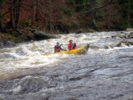 RAFTING JIZERA 29.4.2013, Krakono letos pout luxusn vodu a tak jsme si to podn uili! Velk vlny, peeje, dra a umpy, vlce prost ndhera. Nedln jzdy byly avnatj, ale v sobotu bylo zase tepleji. Fakt pardn  - fotografie 24