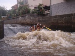 VLTAVA 4 DENN: VY BROD - ZLAT KORUNA, Ndhern poas, pohodov plavba, bjen parta, rum s kolou, Mochito, Krumlov, a ing. Pajda s De Pejrakem, no prost pardika! - fotografie 135