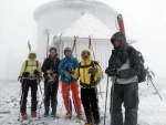 Skialpinistický víkend v Krkonoších Z Janských lázní přes Sněžku do Janských Lázní, Napadl sníh a tak jsme vyrazili do bílé stopy. Parádní víkend, sjela se báječná parta tak jen té mlhy mohlo být trochu méně Krakonoši :-) - fotografie 15