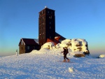 SKIALPINISTICK PECHOD KRKONO PES SN̎KU, Skialpinistick Krkonosk Haute route tentokrt nabdla fantastick poas, 4 ndhern try, cca 4.000 vkovch metr a 75 km na dlku. A pohostinnost vech navtvench mst pispla k super nlad - fotografie 12