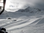 PODZIMN ROZLYOVN 2015 - PITZTAL, Pedpov slibovala humus prvn kategorie, a nm dvala tuit, e se veze praan. A taky e jo, nejlep lyovn je prost na praanu a my ho mli nadlno pardn. V nedli kdo mohl vythnul XXL ly - fotografie 7