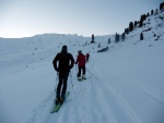 PRAANOV ELDORADO V KITZBHLSKCH ALPCH, Nakydalo jaksepat, a tak radost z pojezdu v praanu nm troku kalilo sobotn poasko. Ale nedln slunen tra s dvojm vstupem a sjezdem nadchla vechny. - fotografie 5