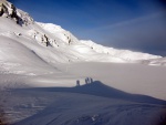 PRAANOV ELDORADO V KITZBHLSKCH ALPCH, Nakydalo jaksepat, a tak radost z pojezdu v praanu nm troku kalilo sobotn poasko. Ale nedln slunen tra s dvojm vstupem a sjezdem nadchla vechny. - fotografie 10