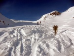 PRAANOV ELDORADO V KITZBHLSKCH ALPCH, Nakydalo jaksepat, a tak radost z pojezdu v praanu nm troku kalilo sobotn poasko. Ale nedln slunen tra s dvojm vstupem a sjezdem nadchla vechny. - fotografie 11