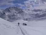 SKIALPINISTICK ELDORDO KITZBHEL 4.-6.3.2016, Pardn skialp v pardn zim, nebt toho vtru, sp vichice v sobotu nemlo to vadu. Kombinace slunce, praanu, bezvt, a mlhy prost hory! - fotografie 17