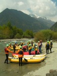 Perly alpskch ek - kvten 2006, Jeden z nejoblbenjch raftovch zjezd do Rakouska a Slovinska opt nezklamal. Krsn poas, tuln kemp a tyrkysov, kilov ist voda s kulisou vpencovch tt Alp. - fotografie 49