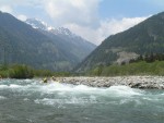 Perly alpskch ek - kvten 2006, Jeden z nejoblbenjch raftovch zjezd do Rakouska a Slovinska opt nezklamal. Krsn poas, tuln kemp a tyrkysov, kilov ist voda s kulisou vpencovch tt Alp. - fotografie 54