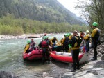 Perly alpskch ek - kvten 2006, Jeden z nejoblbenjch raftovch zjezd do Rakouska a Slovinska opt nezklamal. Krsn poas, tuln kemp a tyrkysov, kilov ist voda s kulisou vpencovch tt Alp. - fotografie 96