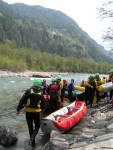 Perly alpskch ek - kvten 2006, Jeden z nejoblbenjch raftovch zjezd do Rakouska a Slovinska opt nezklamal. Krsn poas, tuln kemp a tyrkysov, kilov ist voda s kulisou vpencovch tt Alp. - fotografie 97