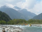 Perly alpskch ek - kvten 2006, Jeden z nejoblbenjch raftovch zjezd do Rakouska a Slovinska opt nezklamal. Krsn poas, tuln kemp a tyrkysov, kilov ist voda s kulisou vpencovch tt Alp. - fotografie 99