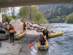 Perly alpskch ek - kvten 2006, Jeden z nejoblbenjch raftovch zjezd do Rakouska a Slovinska opt nezklamal. Krsn poas, tuln kemp a tyrkysov, kilov ist voda s kulisou vpencovch tt Alp. - fotografie 130