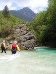 Perly alpskch ek - kvten 2006, Jeden z nejoblbenjch raftovch zjezd do Rakouska a Slovinska opt nezklamal. Krsn poas, tuln kemp a tyrkysov, kilov ist voda s kulisou vpencovch tt Alp. - fotografie 194