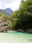 Perly alpskch ek - kvten 2006, Jeden z nejoblbenjch raftovch zjezd do Rakouska a Slovinska opt nezklamal. Krsn poas, tuln kemp a tyrkysov, kilov ist voda s kulisou vpencovch tt Alp. - fotografie 196