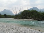 Perly alpskch ek - kvten 2006, Jeden z nejoblbenjch raftovch zjezd do Rakouska a Slovinska opt nezklamal. Krsn poas, tuln kemp a tyrkysov, kilov ist voda s kulisou vpencovch tt Alp. - fotografie 241