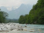 Perly alpskch ek - kvten 2006, Jeden z nejoblbenjch raftovch zjezd do Rakouska a Slovinska opt nezklamal. Krsn poas, tuln kemp a tyrkysov, kilov ist voda s kulisou vpencovch tt Alp. - fotografie 245