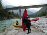 Perly alpskch ek - kvten 2006, Jeden z nejoblbenjch raftovch zjezd do Rakouska a Slovinska opt nezklamal. Krsn poas, tuln kemp a tyrkysov, kilov ist voda s kulisou vpencovch tt Alp. - fotografie 251