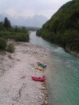 Perly alpskch ek - kvten 2006, Jeden z nejoblbenjch raftovch zjezd do Rakouska a Slovinska opt nezklamal. Krsn poas, tuln kemp a tyrkysov, kilov ist voda s kulisou vpencovch tt Alp. - fotografie 254