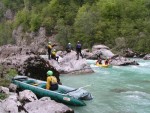 Perly alpskch ek - kvten 2006, Jeden z nejoblbenjch raftovch zjezd do Rakouska a Slovinska opt nezklamal. Krsn poas, tuln kemp a tyrkysov, kilov ist voda s kulisou vpencovch tt Alp. - fotografie 266