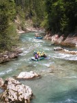 Perly alpskch ek - kvten 2006, Jeden z nejoblbenjch raftovch zjezd do Rakouska a Slovinska opt nezklamal. Krsn poas, tuln kemp a tyrkysov, kilov ist voda s kulisou vpencovch tt Alp. - fotografie 296